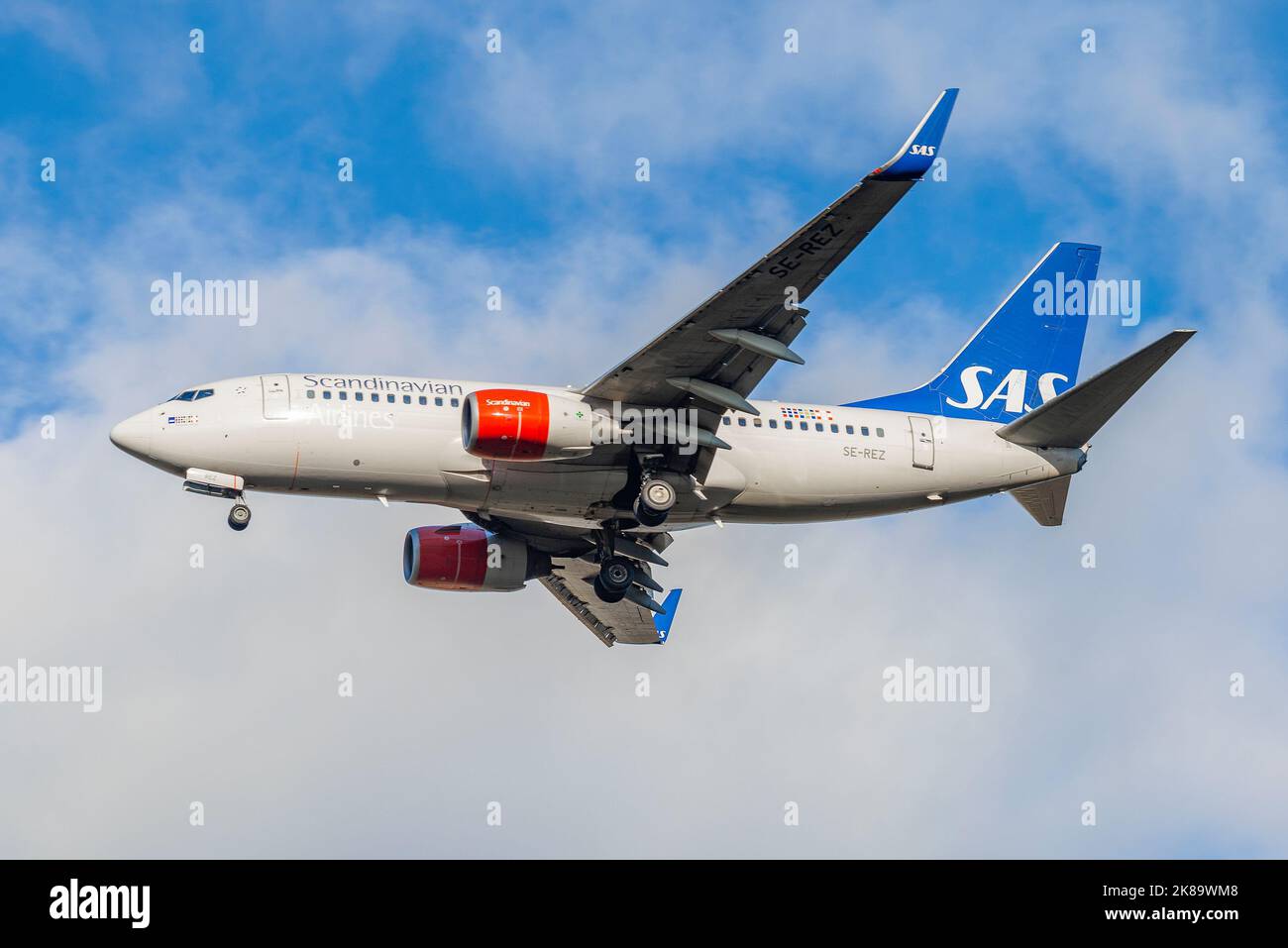 SANKT PETERSBURG, RUSSLAND - 25. OKTOBER 2018: Boeing 737-700 (SE-REZ) der SAS Scandinavian Airlines auf Gleithang. Seitenansicht Stockfoto