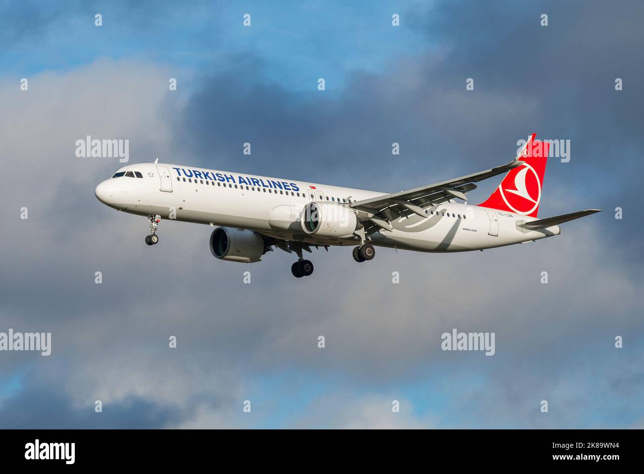 SANKT PETERSBURG, RUSSLAND - 28. OKTOBER 2020: Airbus A321neo (TC-LSN) der Turkish Airlines gegen bewölkten Himmel Stockfoto
