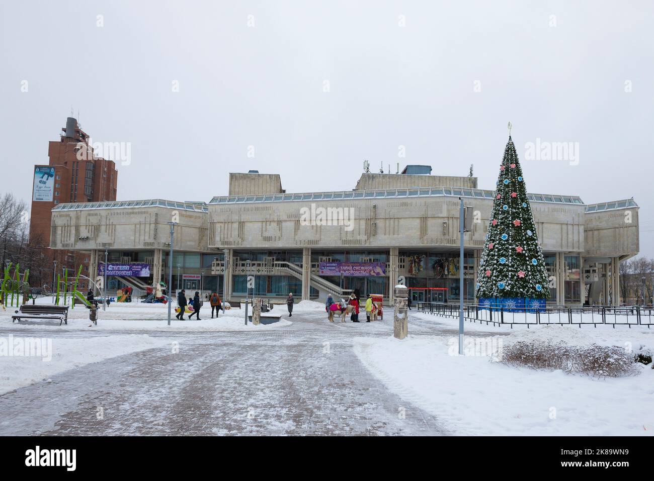 JAROSLAWL, RUSSLAND - 05. JANUAR 2021: Blick auf das Gebäude des Theaters des jungen Zuschauers an einem bewölkten Januartag Stockfoto