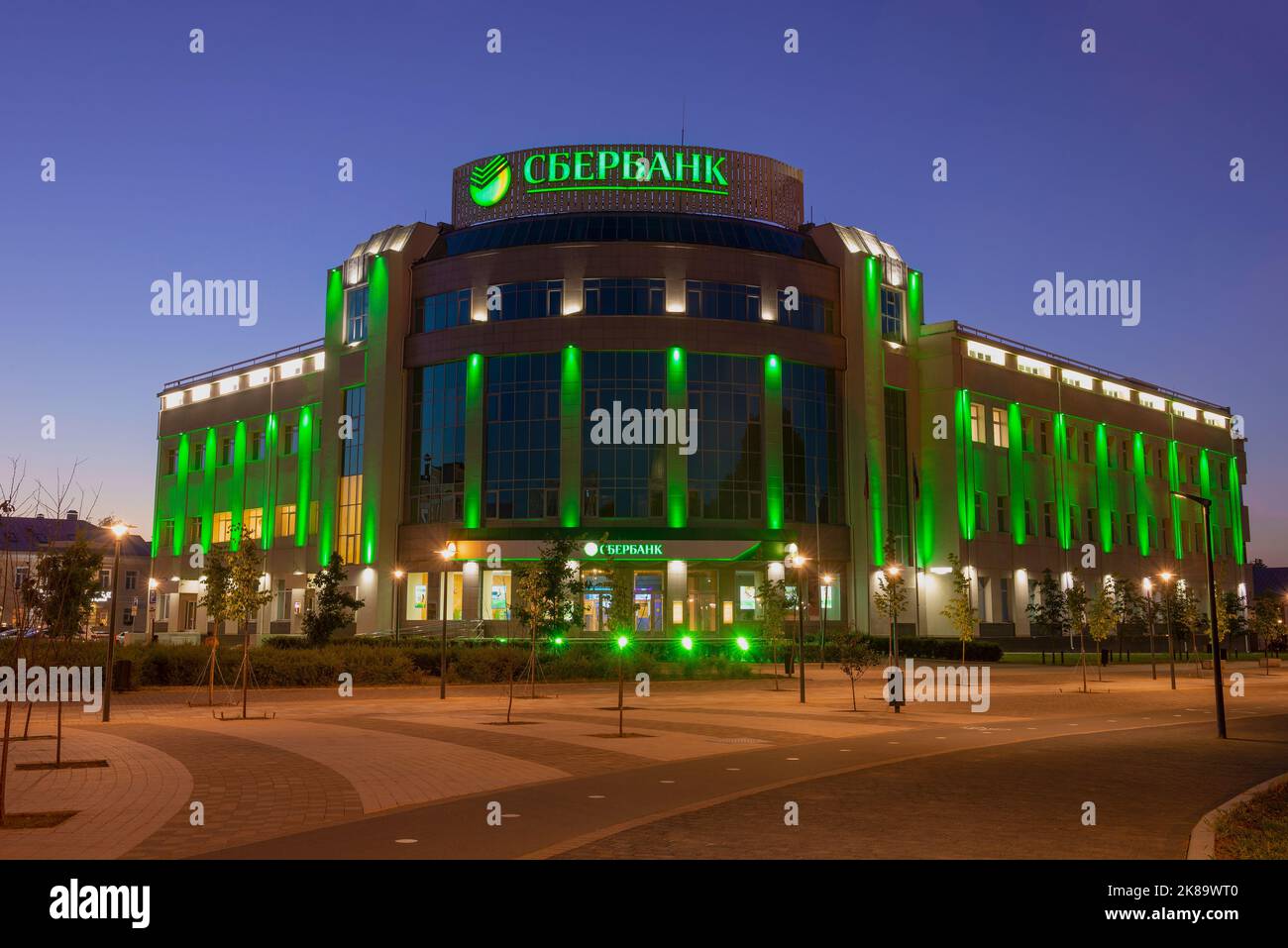 TULA, RUSSLAND - 06. JULI 2021: Das Gebäude der zentralen Niederlassung der Sberbank der Stadt Tula (das ehemalige Gebäude der Fabrikküche von 19 Stockfoto