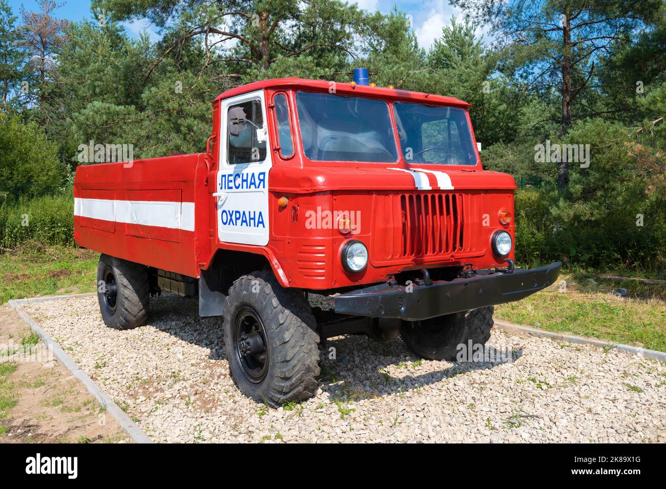 SHARYA, RUSSLAND - 07. AUGUST 2022: Feuerwehrauto AC-30 der russischen Waldwache auf Basis von GAZ-66 an einem sonnigen Sommertag Stockfoto