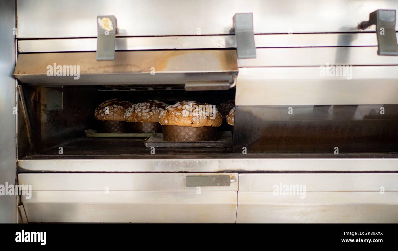 Gruppe von Panettonkuchen, die im Profi-Ofen beim Bäcker backen Stockfoto