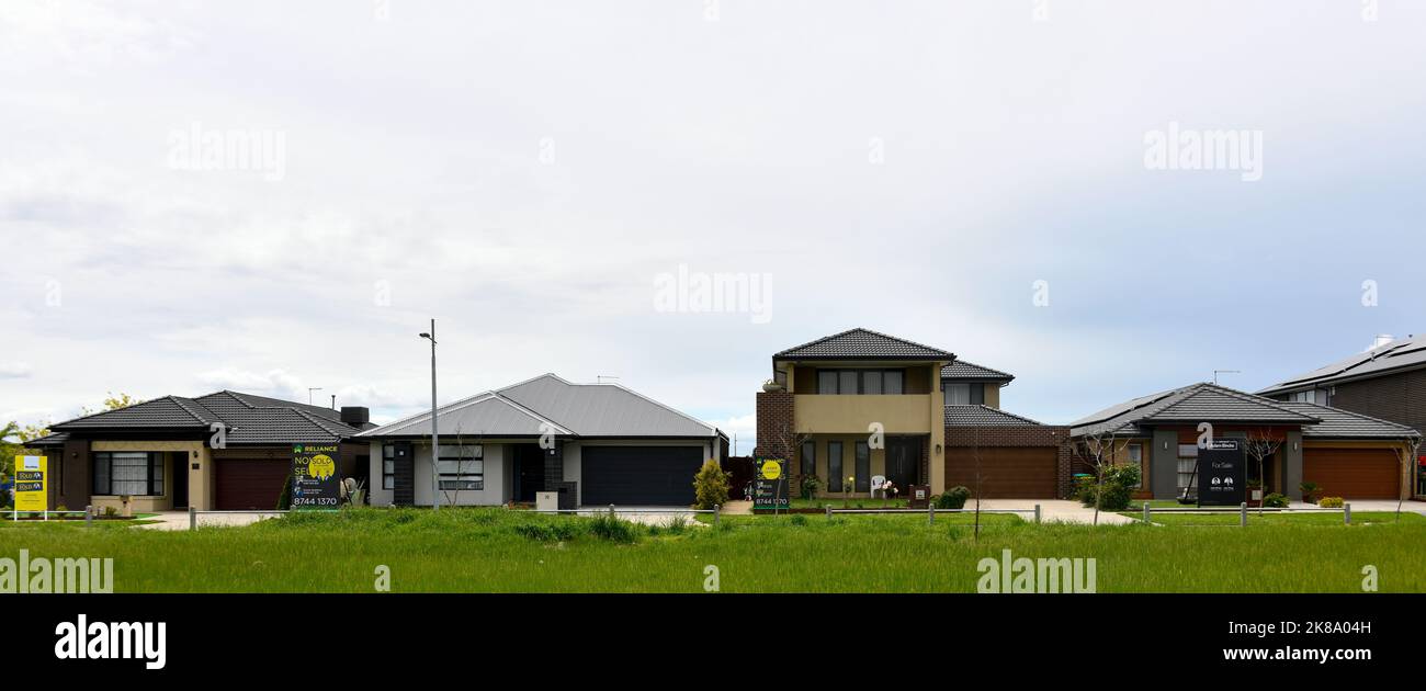 Häuser zum Verkauf Inflationsrate Kredit Crunch Loose House Obdachlos Sturm Wolken brauen Stockfoto