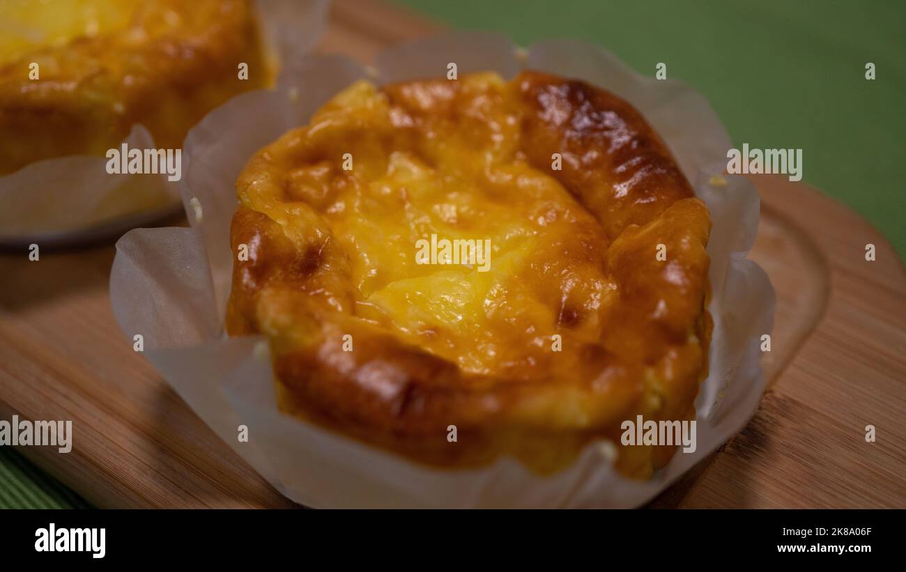 Ausgewählte Fokus baskisch gebrannten Käsekuchen auf Holzplatte. Stockfoto