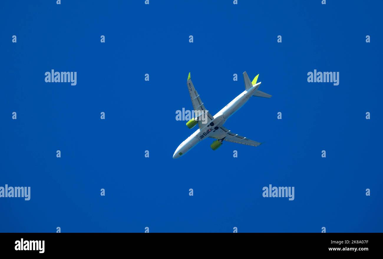 Flugzeug aus der Luft baltic auf Anflug für die Landung. Blauer Himmel mit viel Platz für Text. 08. Oktober 2022, Rhodos, Griechenland Stockfoto