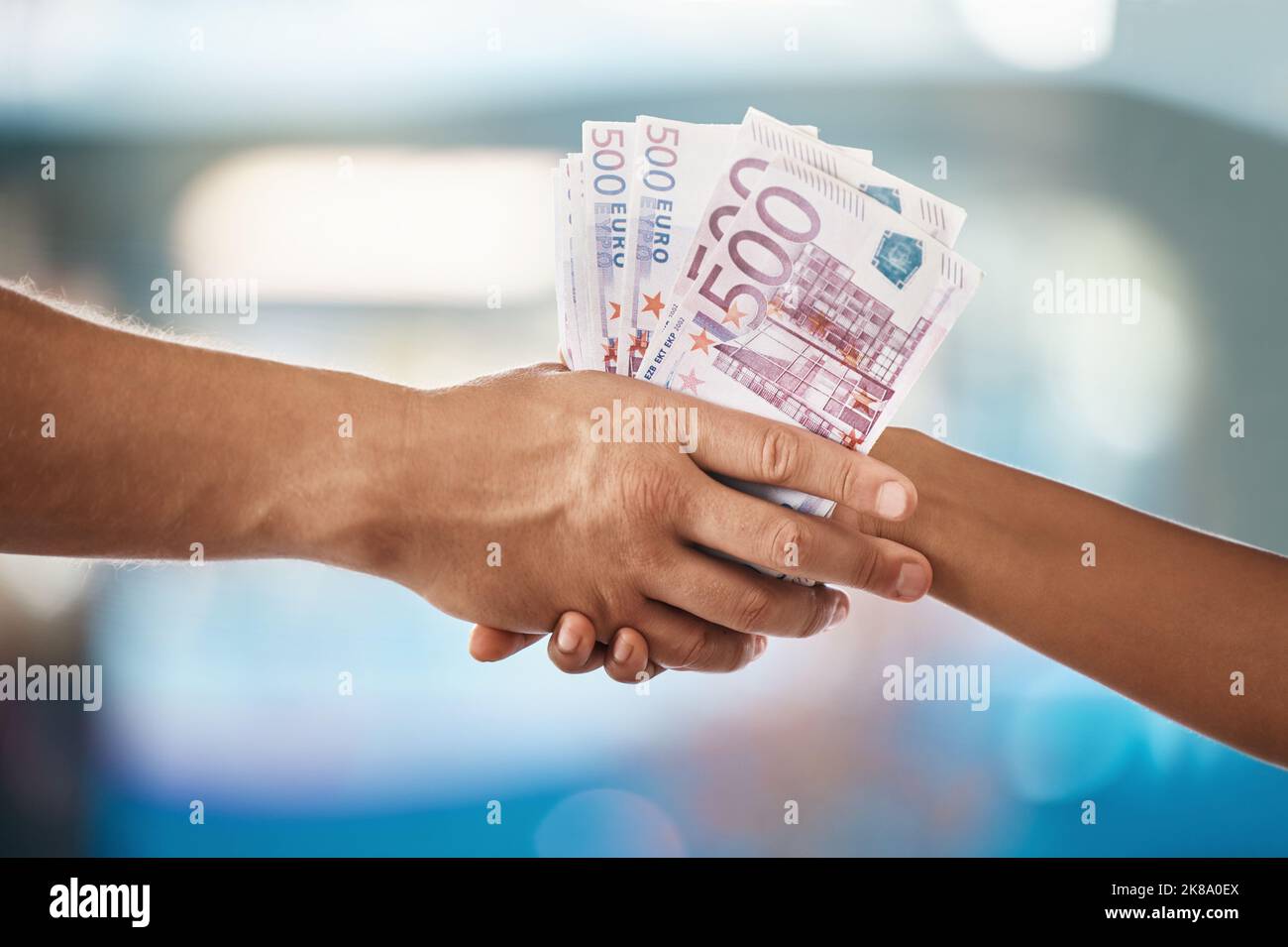 Bestechung, Geld und Korruption bringen Menschen, die mit Handbewegungen illegale Deals machen, um Betrug, Betrug und Geldwäsche zu versiegeln. Korrupte Menschen Stockfoto