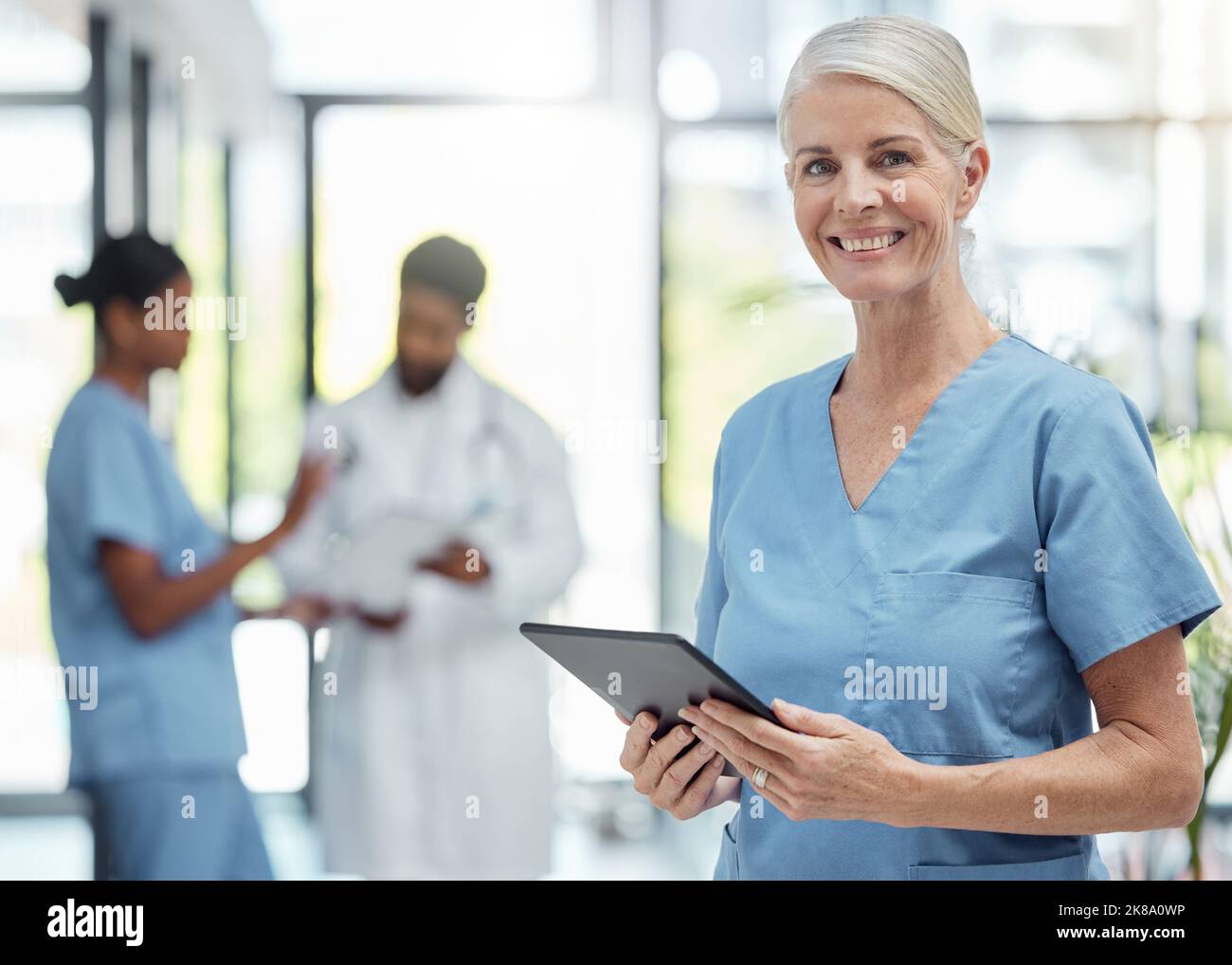 Krankenschwester, Gesundheit und Krankenhaus, Frau mit Tablet und überprüfen Sie Patientendaten oder digitale medizinische Daten. Ausgereifte, medizinische Fachkräfte und Technologie Stockfoto