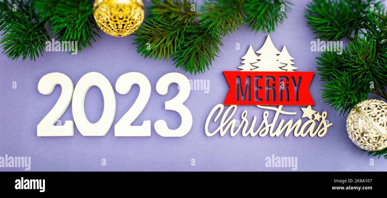 Neujahr 2023 Hintergrund mit Weihnachtskugeln und Tannenzweigen. Abstrakte weihnachtslichter auf dem Hintergrund. Stockfoto