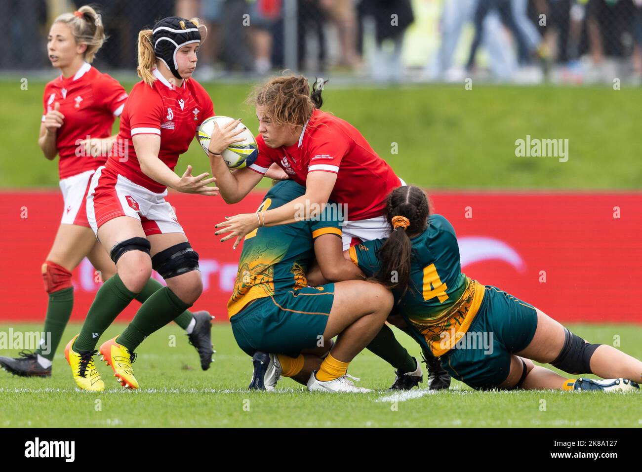 Beth Lewis von Wales (links) und Natalia John während der Rugby-Weltmeisterschaft der Frauen hatten ein Spiel im Northland Events Center in Whangarei, Neuseeland, im Pool. Bilddatum: Samstag, 22. Oktober 2022. Stockfoto