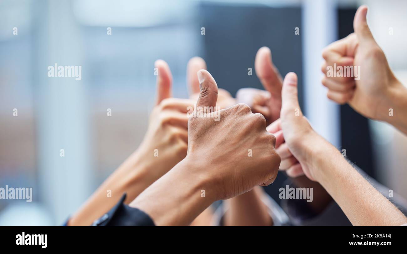 Du wirst es großartig machen. Eine Gruppe von Mitarbeitern mit ihren Armen in den Daumen nach oben Geste angehoben. Stockfoto