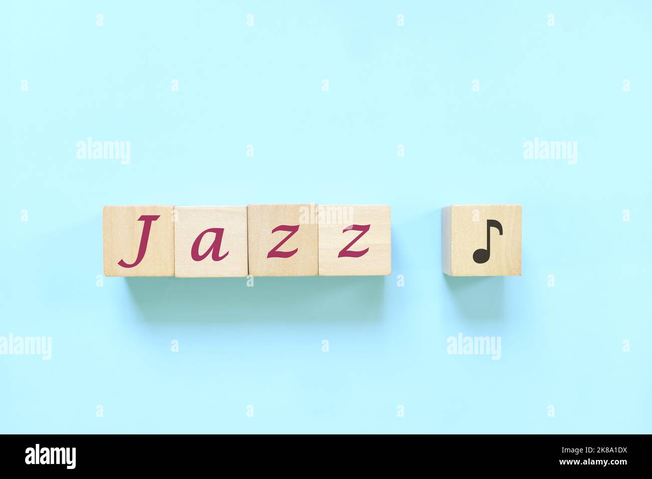 Jazz-Musikgenre oder -Stilkonzept. Kreative flache Lay-Typografie-Komposition auf blauem Hintergrund. Stockfoto