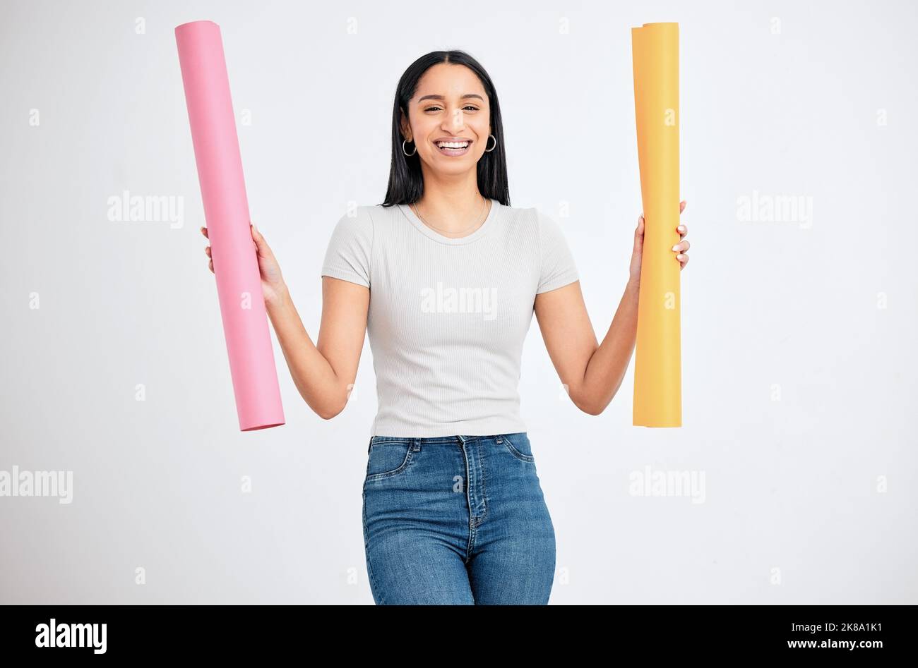 Design, Wohnzimmerverbesserung und Tapete mit einer schwarzen Frau, die im Studio Entscheidungen oder Optionen auf einem grauen Hintergrund hält. Kreativ, Planung und Renovierung Stockfoto