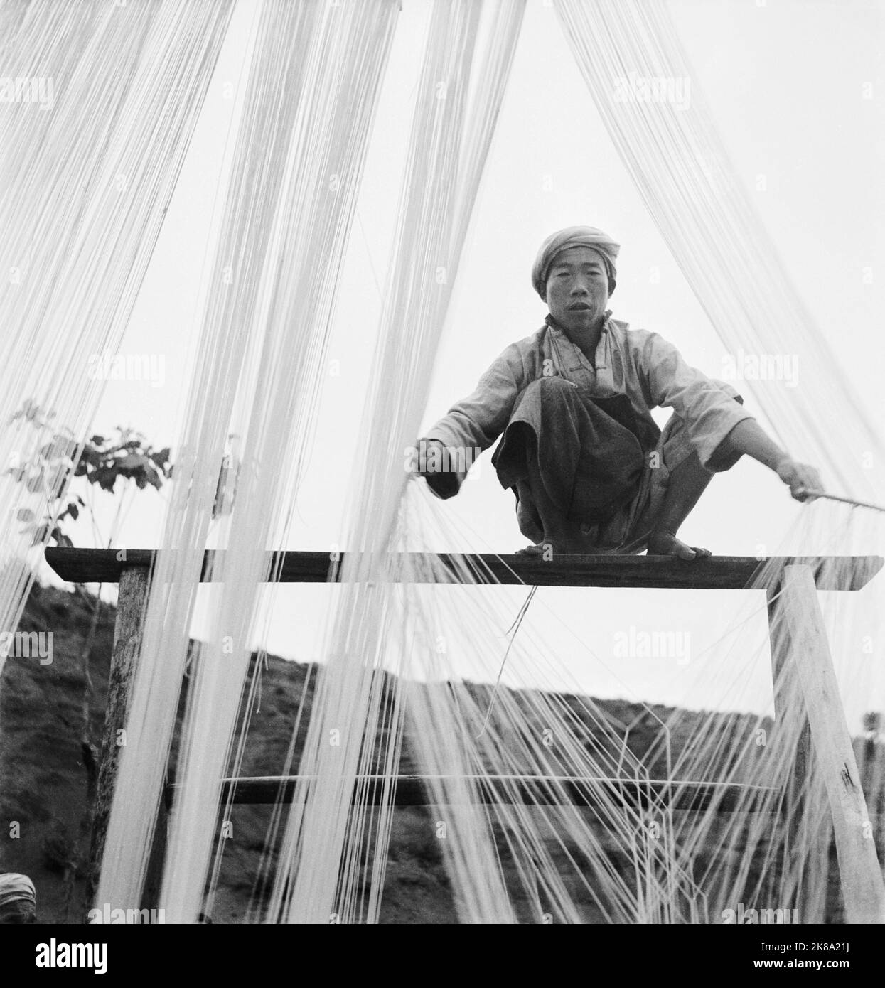 Cecil Beaton - Herstellung von Nudeln von Hand in der Provinz Sze-Chwan in China. Die Länge der Nudeln wurde herausgestreckt, um in der Sonne zu trocknen. Stockfoto