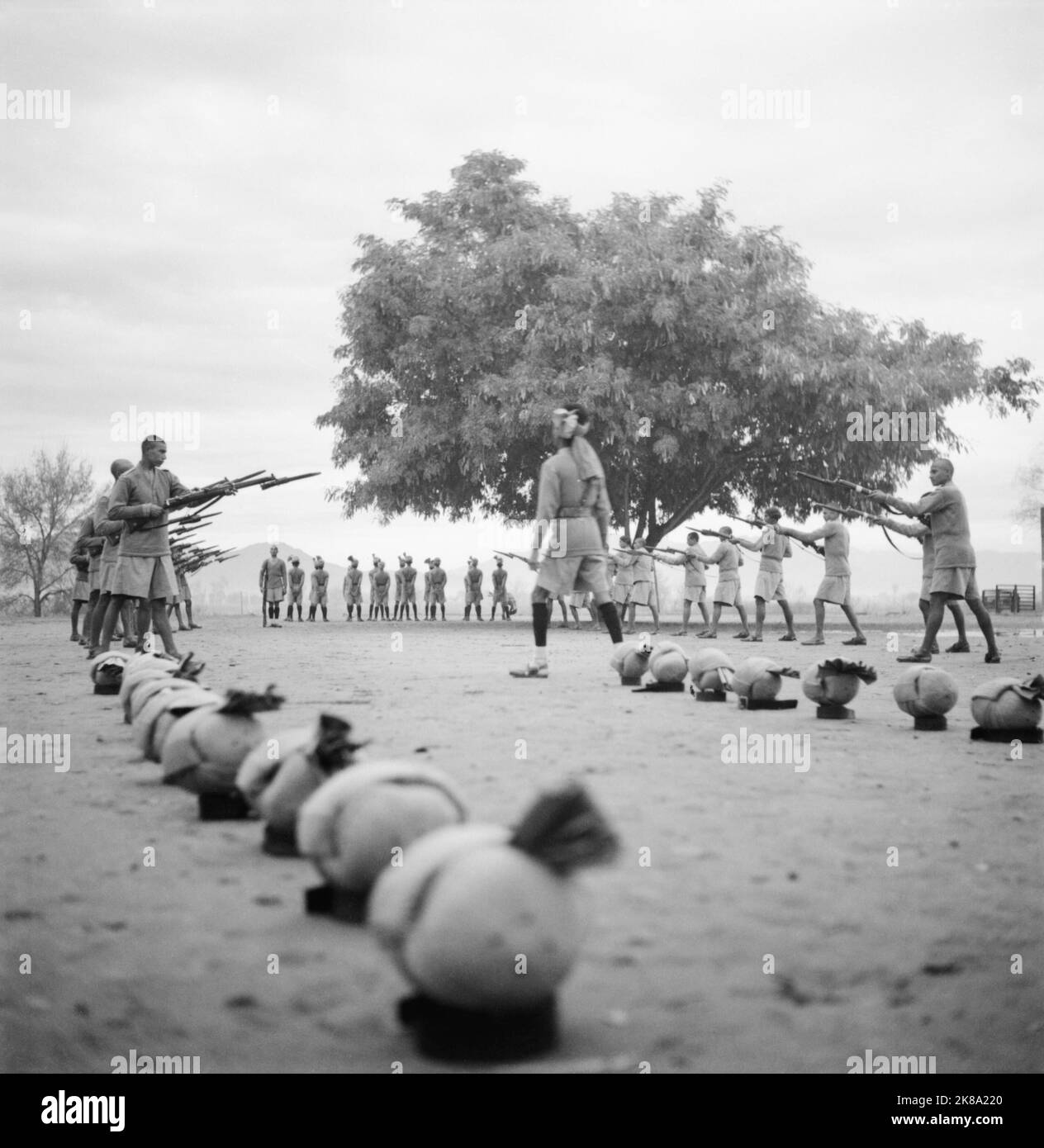 Cecil Beaton - Indien 1944: Sikh recuits at Bajonett practice at a Frontier Constabulary Training Post. Ihre Puggareen (Turbane) sind aufgereiht. Stockfoto