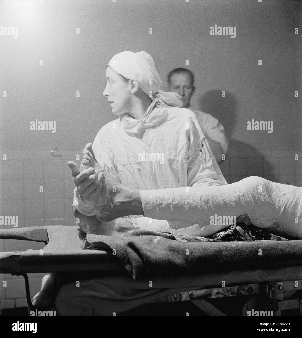 Cecil Beaton - The Western Desert 1942: Eine Krankenschwester der Armee im Profil, die bei einer Beinoperation im Operationssaal des Allgemeinen Krankenhauses half Stockfoto