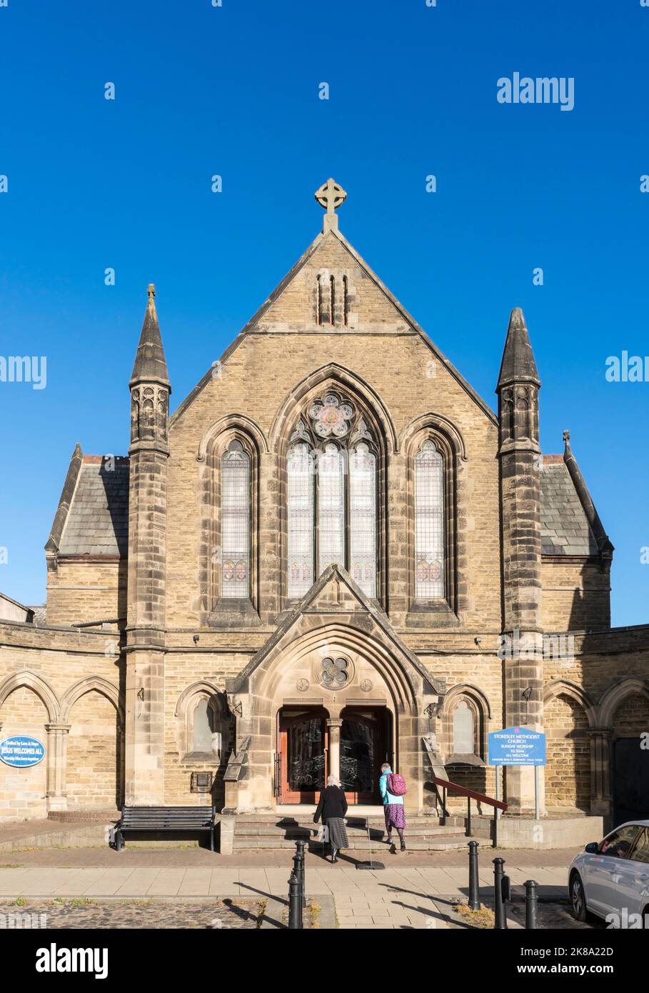 Frauen, die in die Liste der Stokesley Methodist Church in North Yorkshire, England, Großbritannien, eintreten Stockfoto