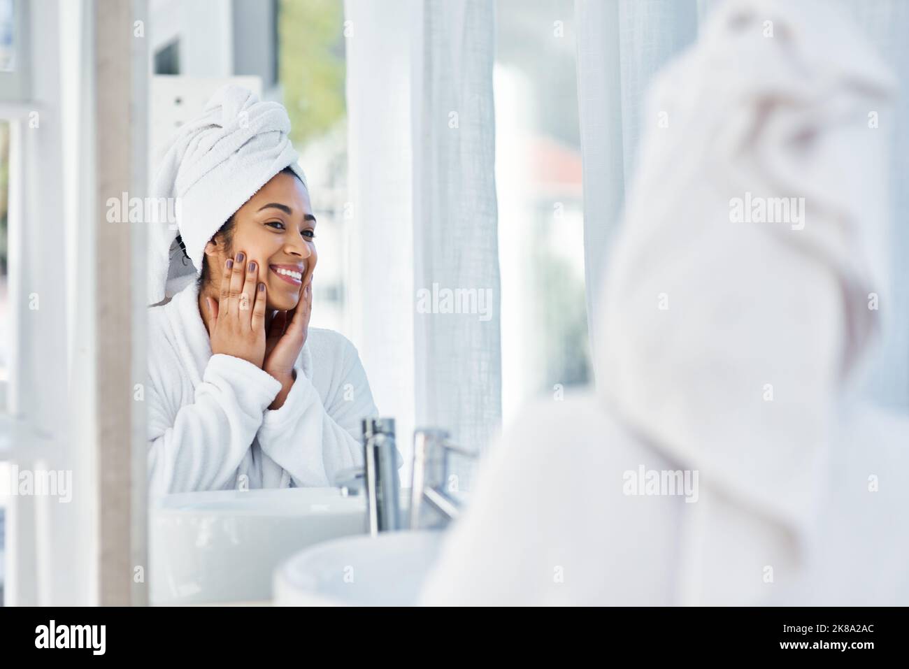 Makellose Züge. Eine junge Frau, die zu Hause ihre Schönheitsroutine durchläuft. Stockfoto