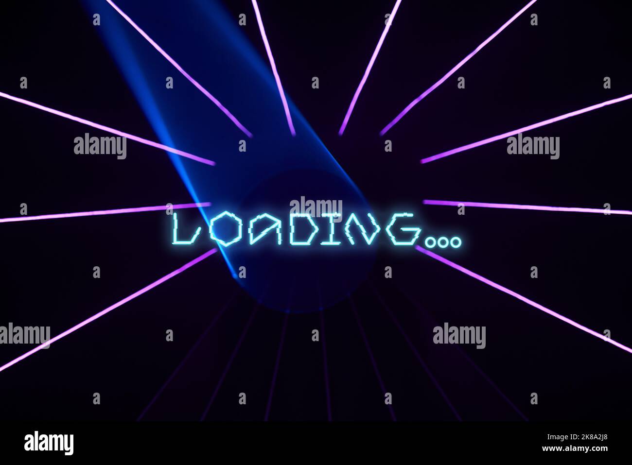 Dunkler Hintergrund mit violetten Laserstrahlen und Laden. Hintergrund für Begrüßungsbildschirm für Spiele, Cybersport und Metaverse. Stockfoto