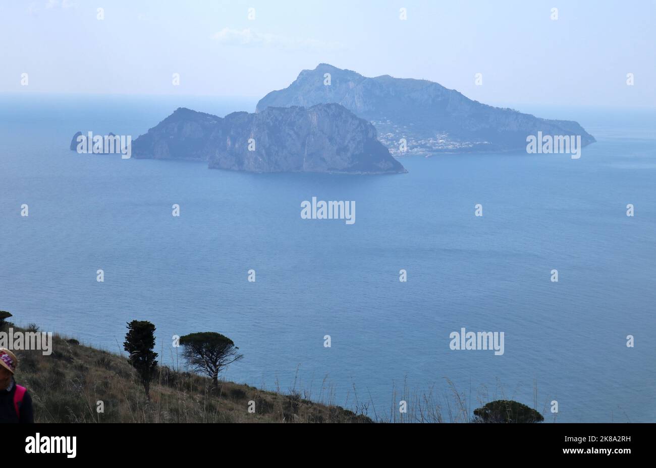 Massa Lubrense - Panorama di Capri dal sentiero sul Monte Costanzo Stockfoto