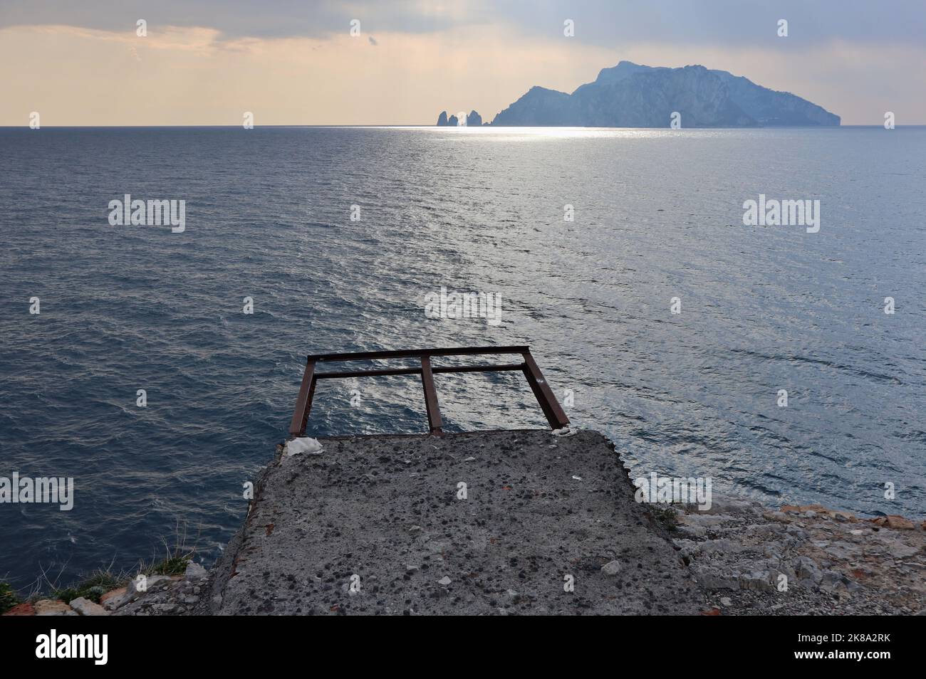 Massa Lubrense - Panorama di Capri dall'estremità di Punta Campanella Stockfoto