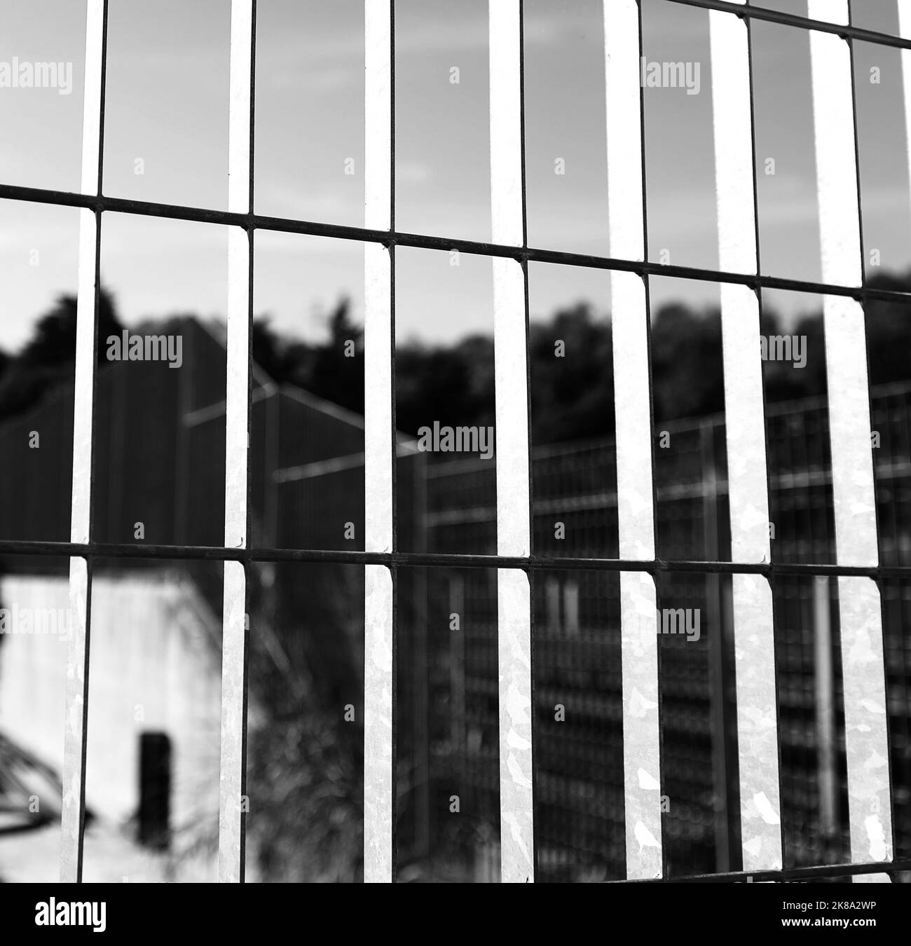 Metallschutzgeländer in einem Gefängnis mit Schwarz-Weiß-Effekt Stockfoto