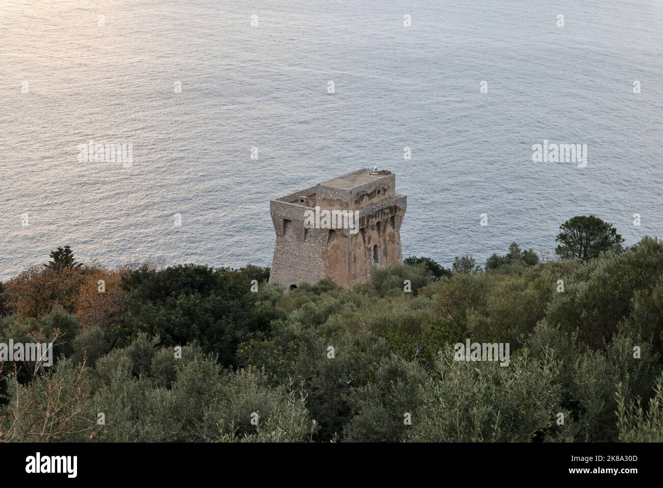 Massa Lubrense - Torre di Fossa Papa dal sentiero costiero di Via Minerva Stockfoto