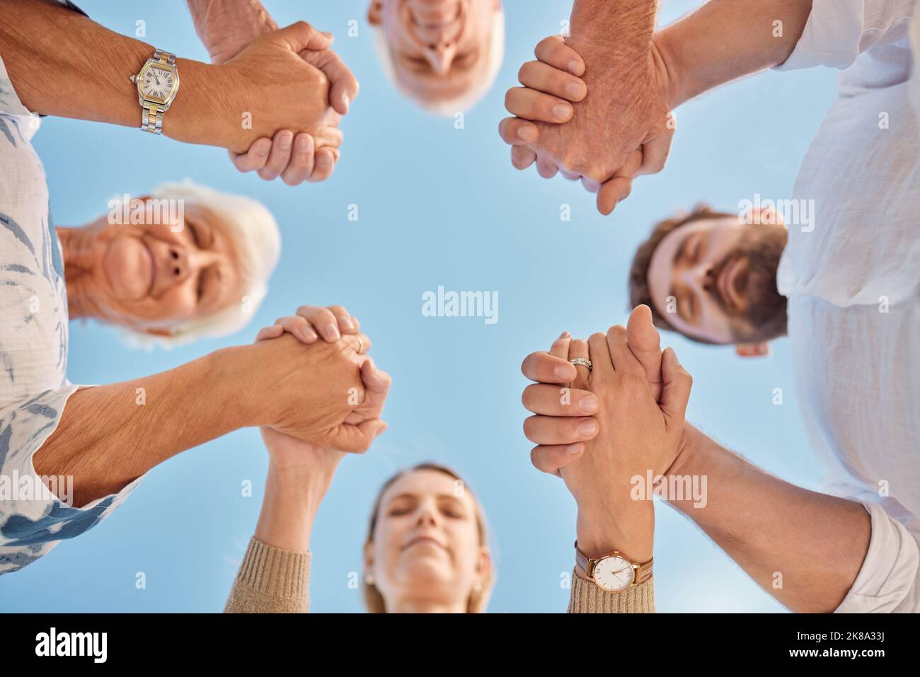 Familie, Gruppe und die Hände im Kreis halten, um draußen zu beten, zu glauben und sich zu verbinden. Mutter, Vater und Großeltern mit spirituellem, Himmel und Religion Stockfoto