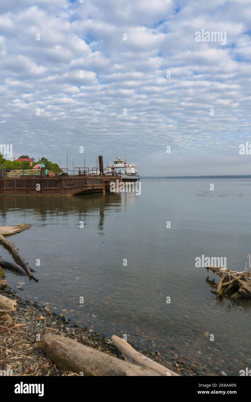 Blick auf den alten, rostigen Barge Pier vom Ufer aus am Sommermorgen Stockfoto
