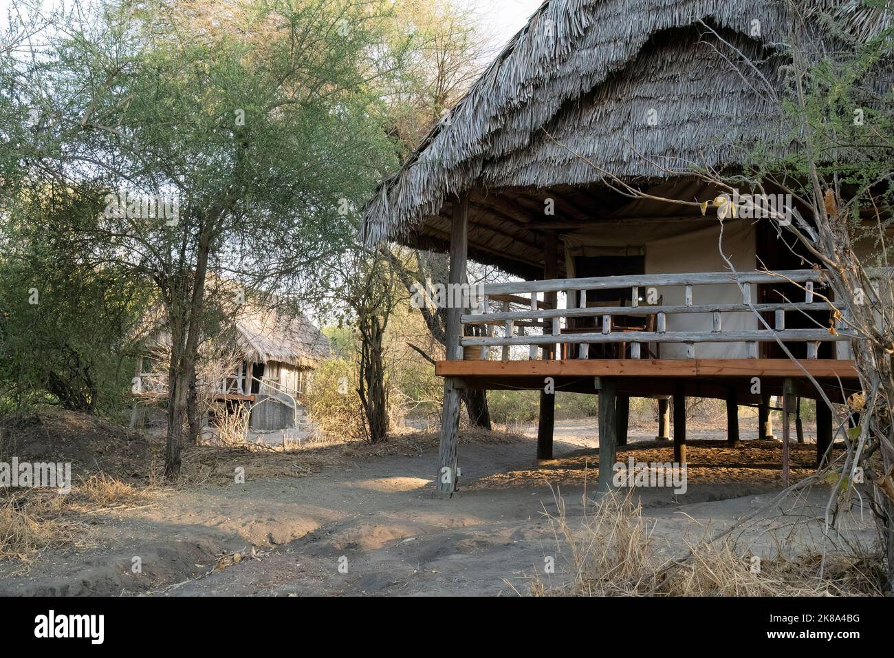 Tarangire, Tansania - 12.. Oktober 2022: Hütten in einer Lodge im Tarangire Reservat, Tansania, im Morgengrauen. Stockfoto