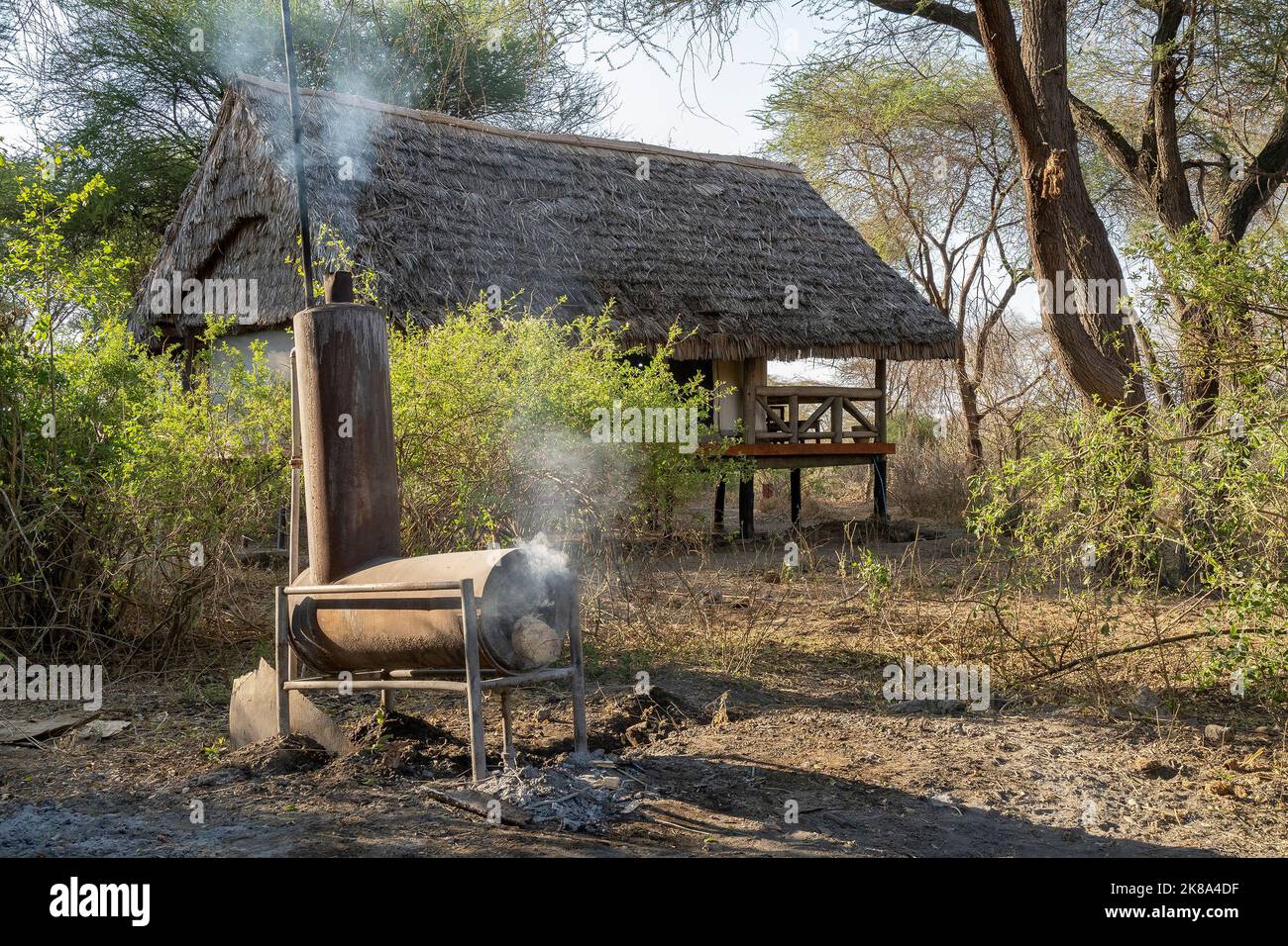 Tarangire, Tansania - 12.. Oktober 2022: Ein Wasserheizgerät auf der Basis von Holzverbrennung in einer Savannenhütte in Tansania. Stockfoto