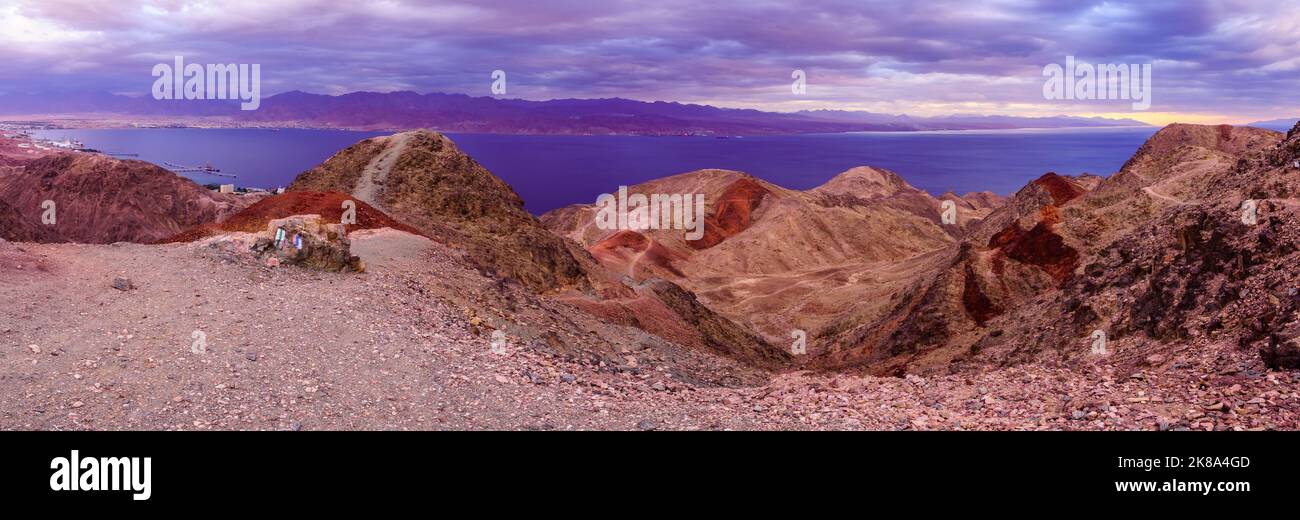 Panoramablick auf den Golf von Aqaba und die Grenzversammlung von Israel, Jordanien, Saudi-Arabien und Ägypten bei Sonnenuntergang. Mount Tzfahot, Süd-Israel Stockfoto
