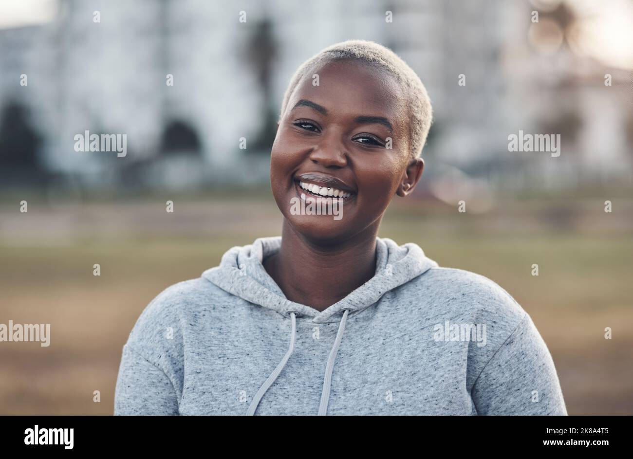 Ich werde die Übung nie wieder aufschieben. Eine junge Frau auf einen Lauf. Stockfoto
