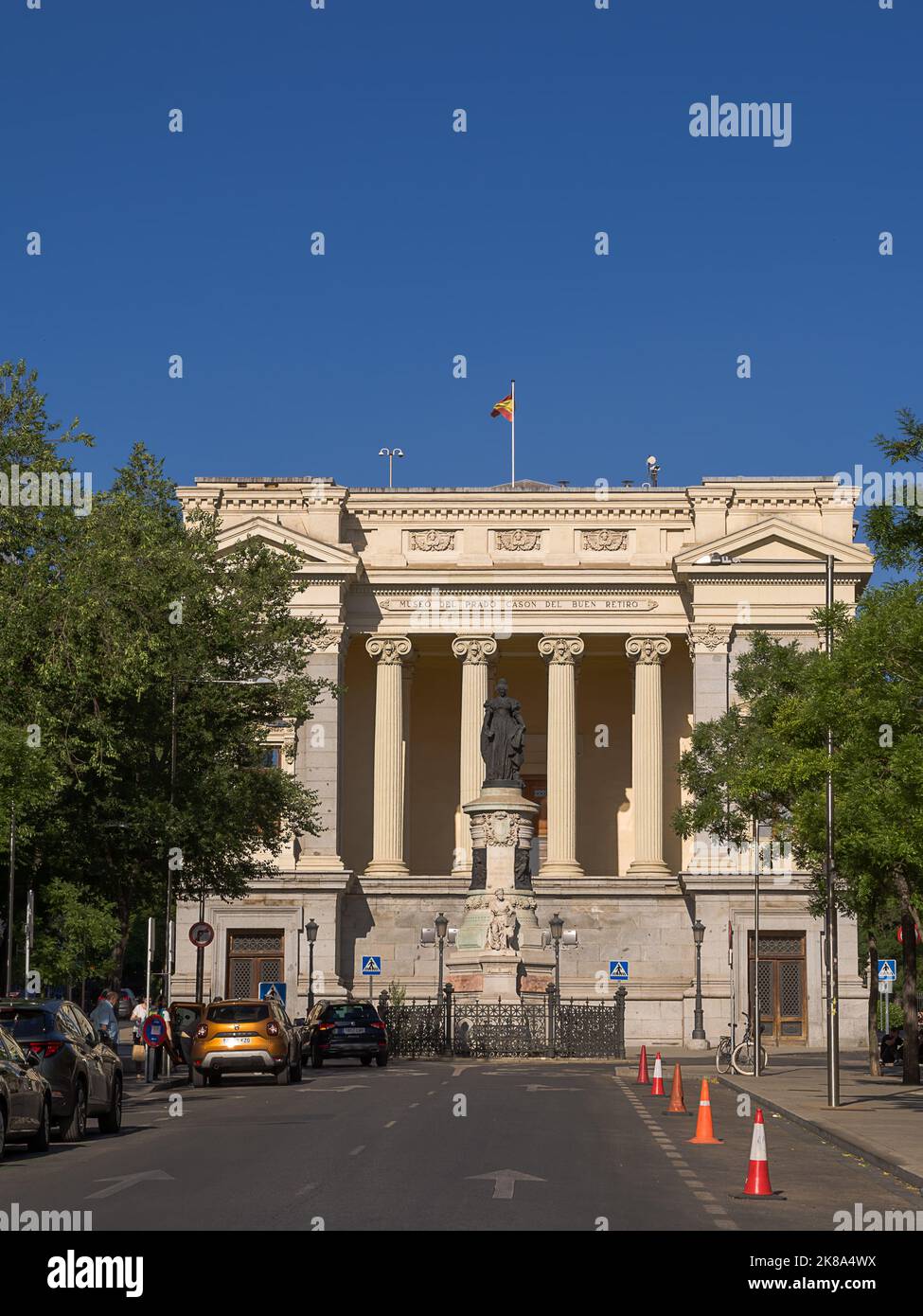 Madrid, Spanien - 19. Juni 2022: Calle Rodele IV mit dem Denkmal für Maria Cristina de Borbone und hinter El Cason del Buon Retiro Stockfoto