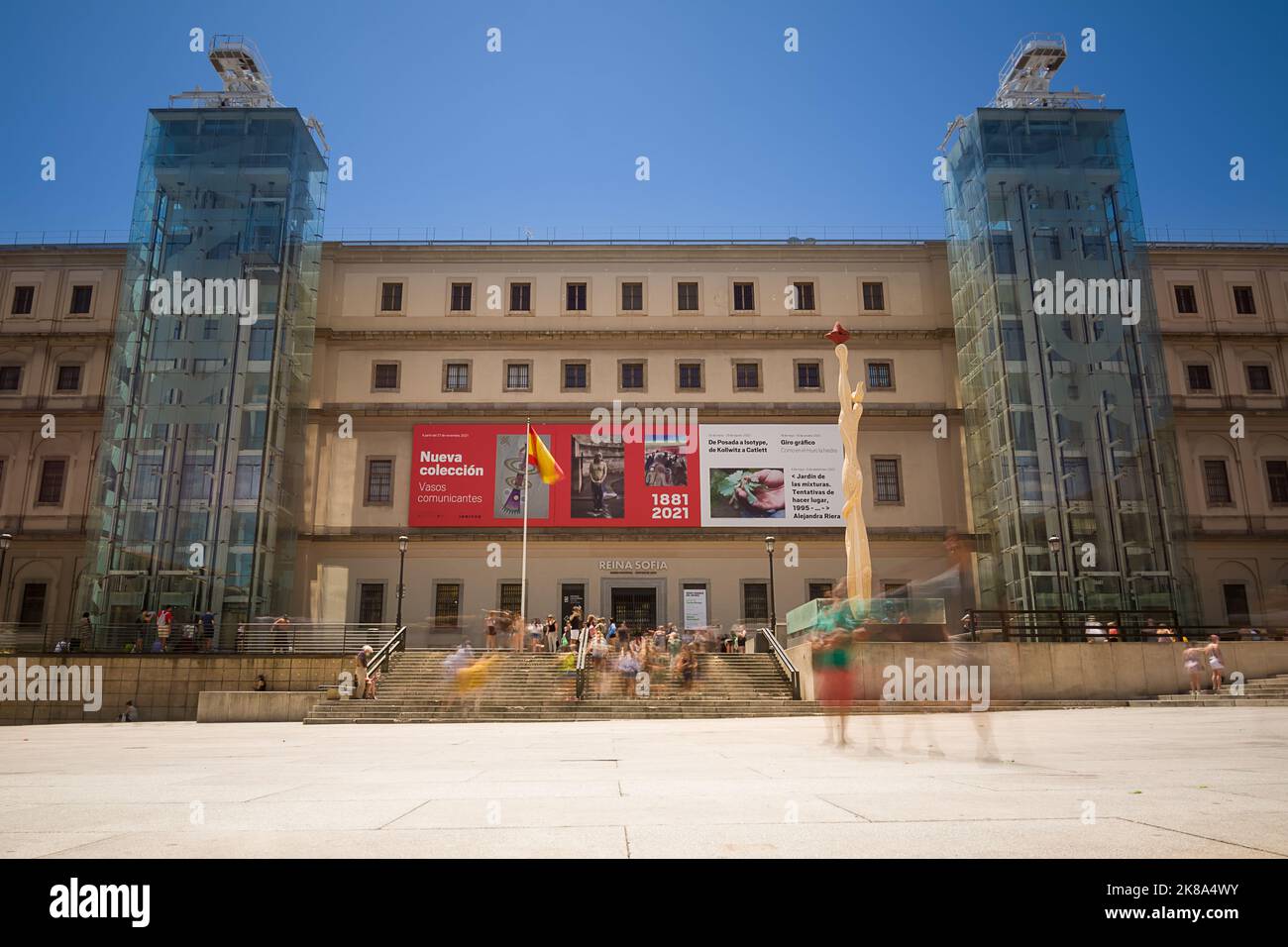 Madrid, Spanien - 19. Juni 2022: Fassade und Eingang zum Nationalmuseum der Königin Sofia in Madrid, aufgenommen in Langzeitbelichtung Stockfoto