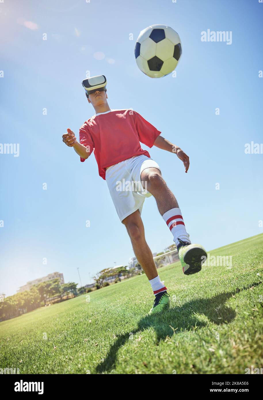 Fußballspieler, Vr und Fußball für den Kick mit Mann im Freien auf dem Feld, dem Spielfeld oder Park in der Sonne. Fußballspiel, Virtual Reality und Metaverse für Stockfoto