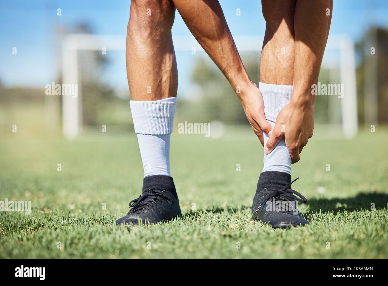 Sport-, Fußball- und Knöchelverletzungen auf Gras mit Selbsteinschätzung der körperlichen Schmerzen beim Sportlerspiel. Verletzungen, Verletzungen und Gelenkbeschwerden von Fußballmann auf Stockfoto