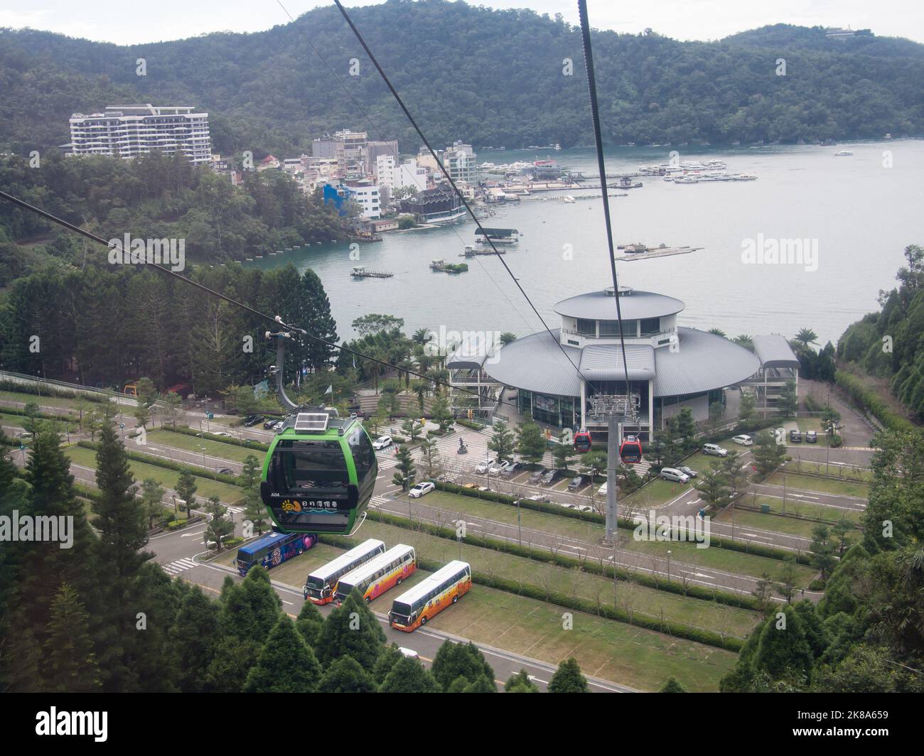 Die Sun Moon Lake Seilbahnstation bei Ita Thao von oben. Die Seilbahn verbindet Ita Thao vom Sun Moon Lake mit dem Formosan Aboriginal Culture Village. Stockfoto