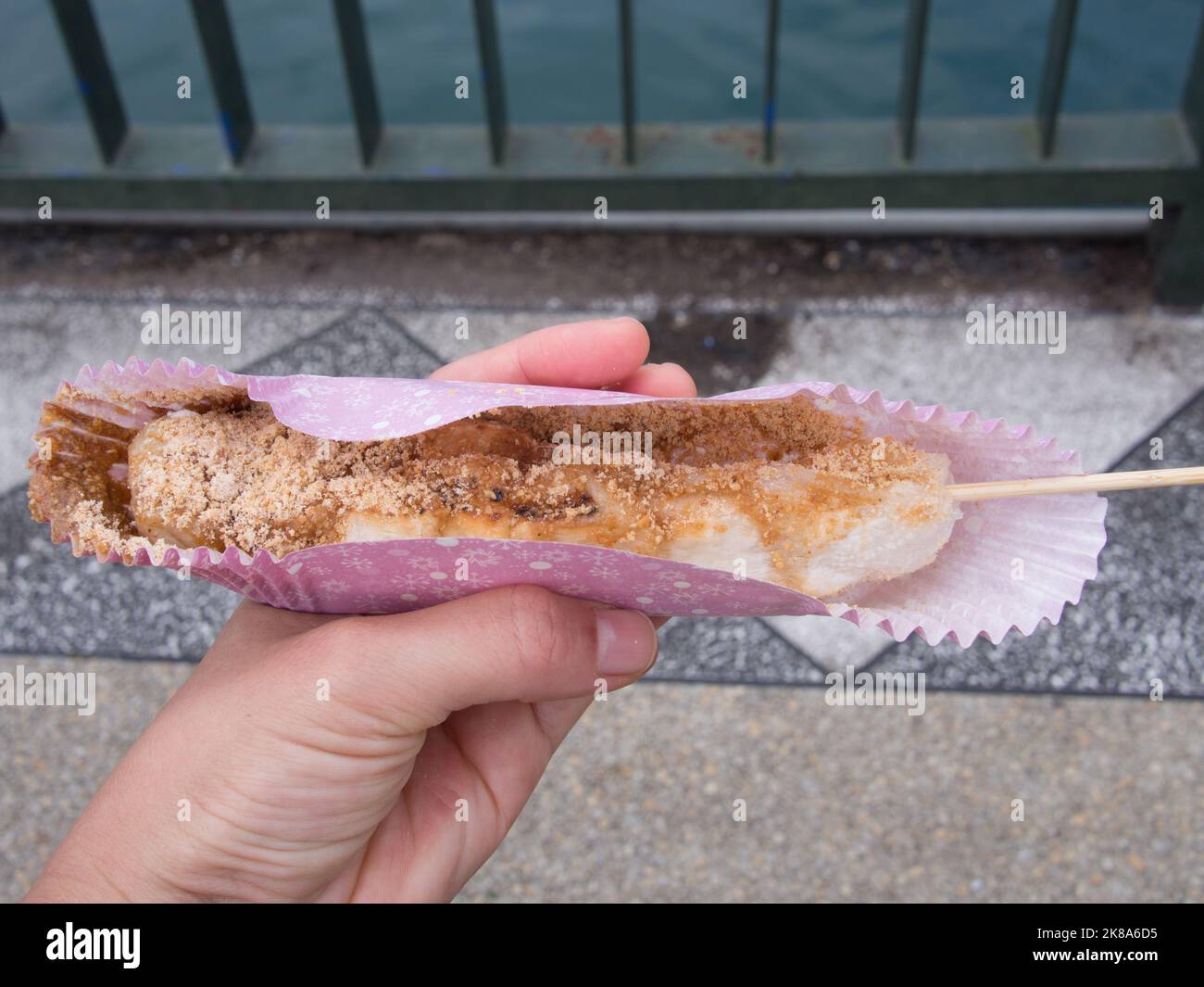 Eine Portion gegrillter Mochi auf einem Stock. Dies ist ein beliebter Snack des Stammes der Thao-Aborigines am Sun Moon Lake in Nantou, Taiwan. Stockfoto