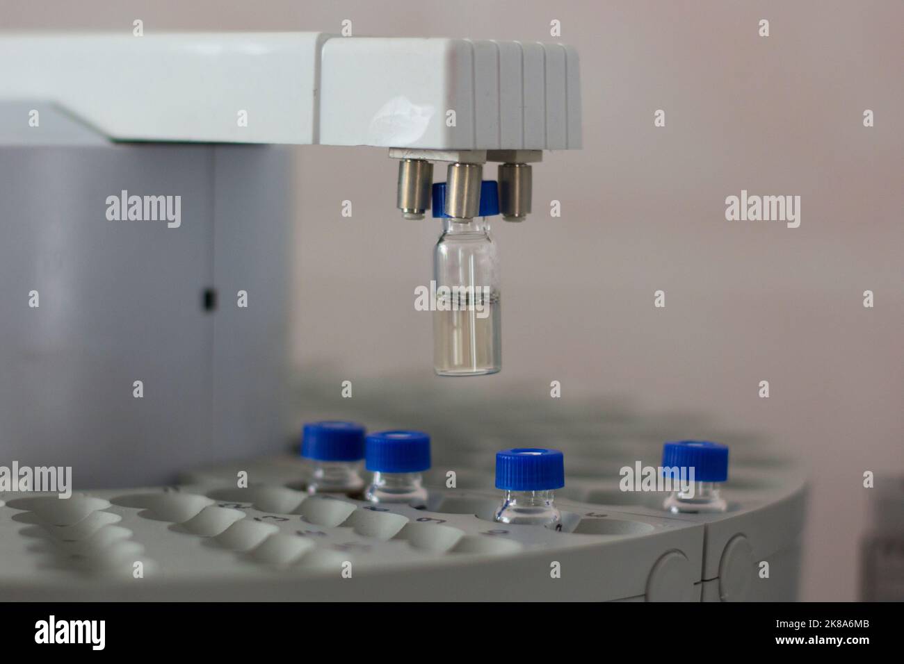 Impfstoff gegen das Codevirus auf einem speziellen Gerät. Stockfoto