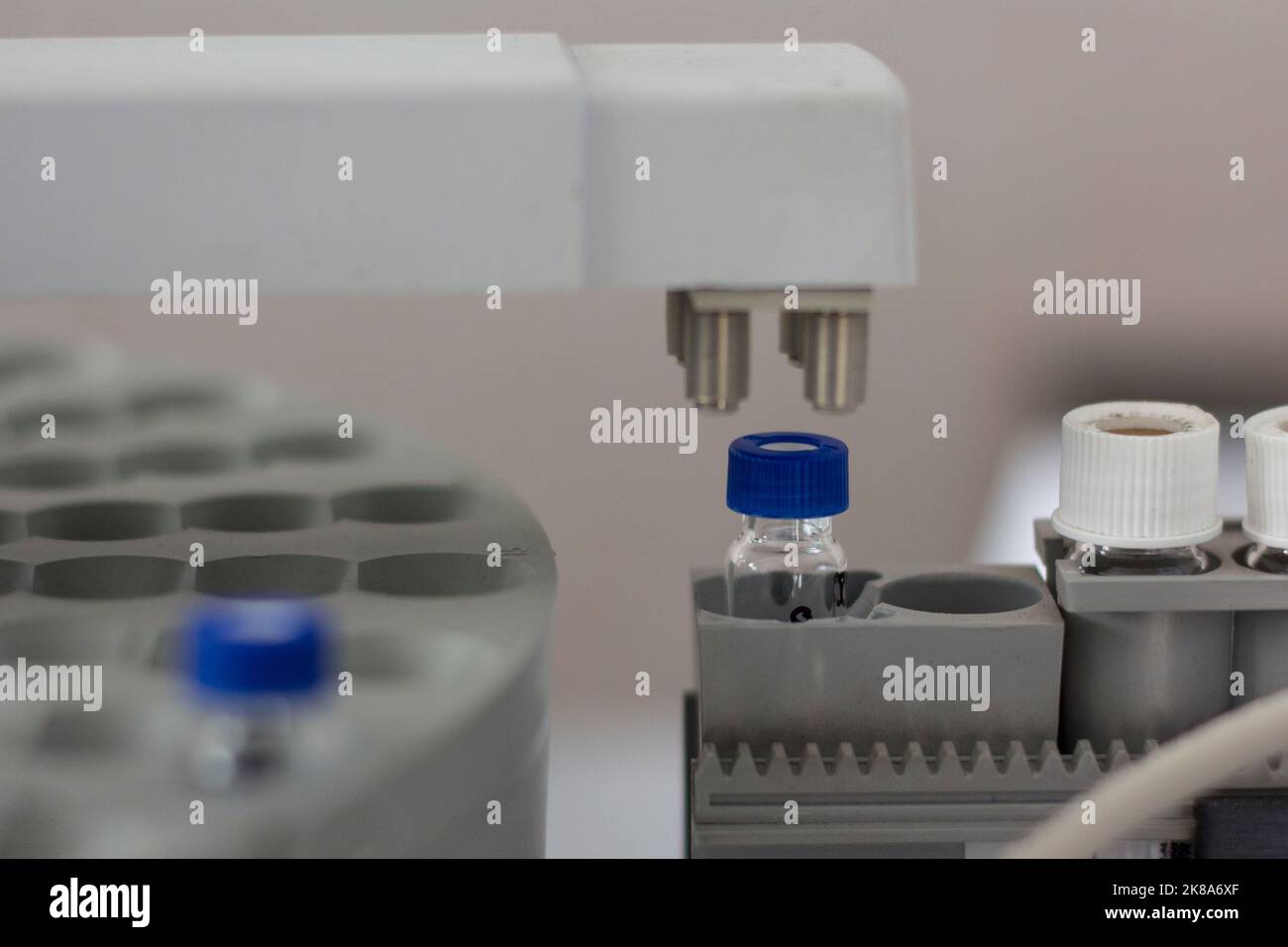 Impfstoff gegen das Codevirus auf einem speziellen Gerät. Stockfoto