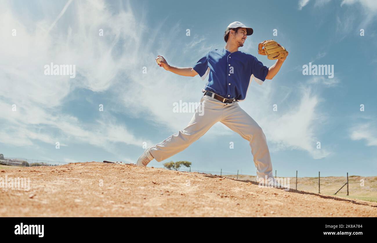 Sport, Baseballspiele und Pitching mit dem Mann auf dem Feld für Training, Fitness und Spiele Wettbewerb. Gesundheit, Wellness und Action mit Baseballspieler Stockfoto