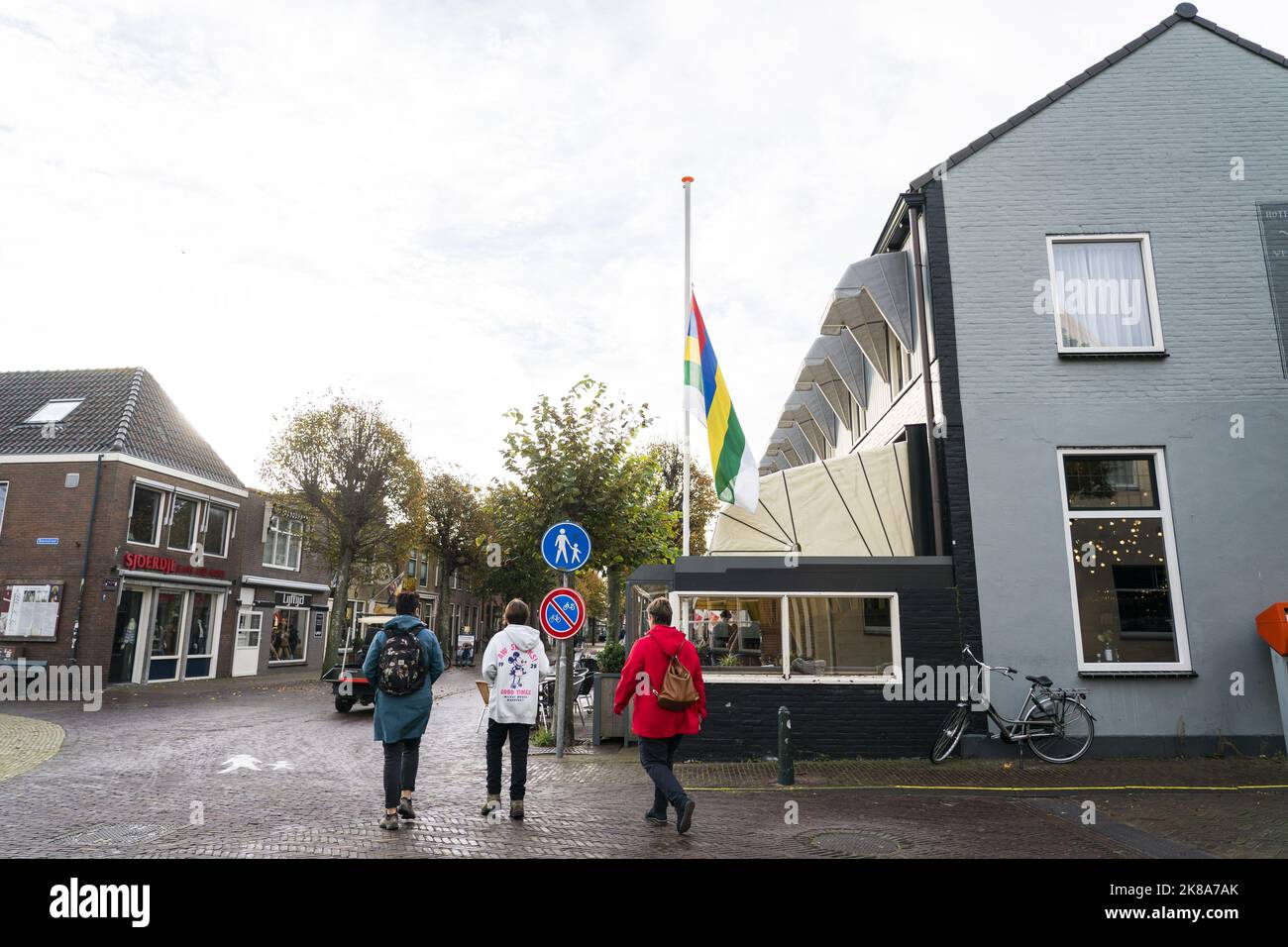 2022-10-22 09:46:18 TERSCHELLING - die Flagge von Terschelling hängt am halben Mast. Bei einer Kollision zwischen einem Schnellboot und einem Wassertaxi in der Nähe der Watteninsel wurden zwei Menschen getötet. ANP JEROEN JUMELET niederlande Out - belgien Out Stockfoto