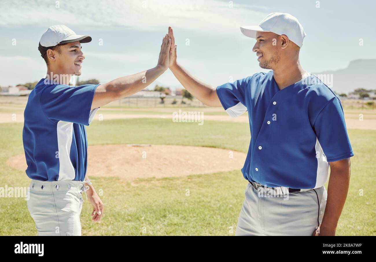 Baseballspiele, Sieger und High Five für den Erfolg auf dem Spielfeld für das Matchspiel auf dem Spielfeld in Boston, USA. Team, Freunde und Schwarze feiern auf dem Baseballspiel Stockfoto