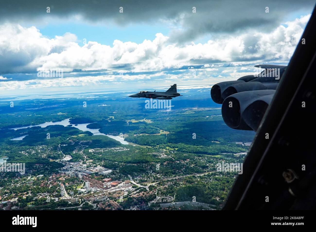 Stockholm, Schweden. 1. September 2022. Eine schwedische Luftwaffe Saab JAS 39 Gripen begleitet eine US Air Force 23. Expeditionary Bomb Squadron B-52H Stratofortress während einer Überführung über Stockholm, Schweden, während einer Bomber Task Force Mission am 2. September 2022. Diese BTF-Mission war die erste ihrer Art, die einen Höhenflug über Stockholm durchführte. Quelle: U.S. Air Force/ZUMA Press Wire Service/ZUMAPRESS.com/Alamy Live News Stockfoto