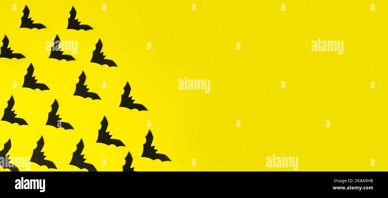 Plakat mit Fledermäusen auf orangefarbenem Hintergrund mit Kopierfläche, leer für Text. Stockfoto