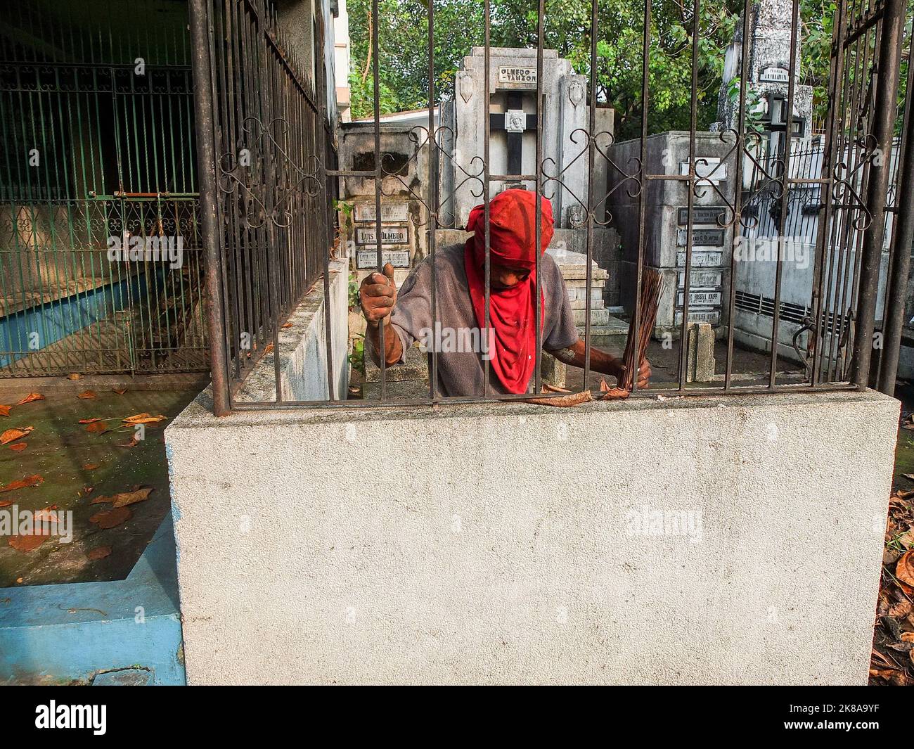 Manila, Philippinen. 21. Oktober 2022. Ein Friedhofswart wird vor dem Allerheiligen-Tag gesehen, wie er ein verlassenes Grab säubert. Vor der Allerheiligen-Feier strömen die Filipinos zum North Cemetery in Manila. Allerheiligen ist eine christliche Feierlichkeit, oder würdevolle Erinnerung, die die Ehre aller Heiligen der Kirche feiert, ob bekannt oder unbekannt viele nutzen den Feiertag, um an verstorbene geliebte Menschen zu erinnern. Blumenhändler präsentieren ihre Waren, während Handwerker Grabstein auf Anfrage von Kunden schnitzen. (Foto: Josefiel Rivera/SOPA Images/Sipa USA) Quelle: SIPA USA/Alamy Live News Stockfoto