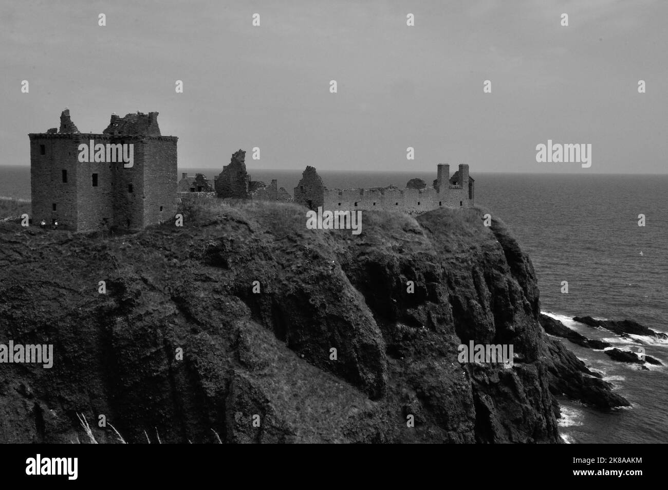 Die Ruine von Dunnottar Castle bei Stonehaven an der schottischen Ostküste liegt nicht nur malerisch direkt am Meer auf schroffen Felsen. You are also Stockfoto