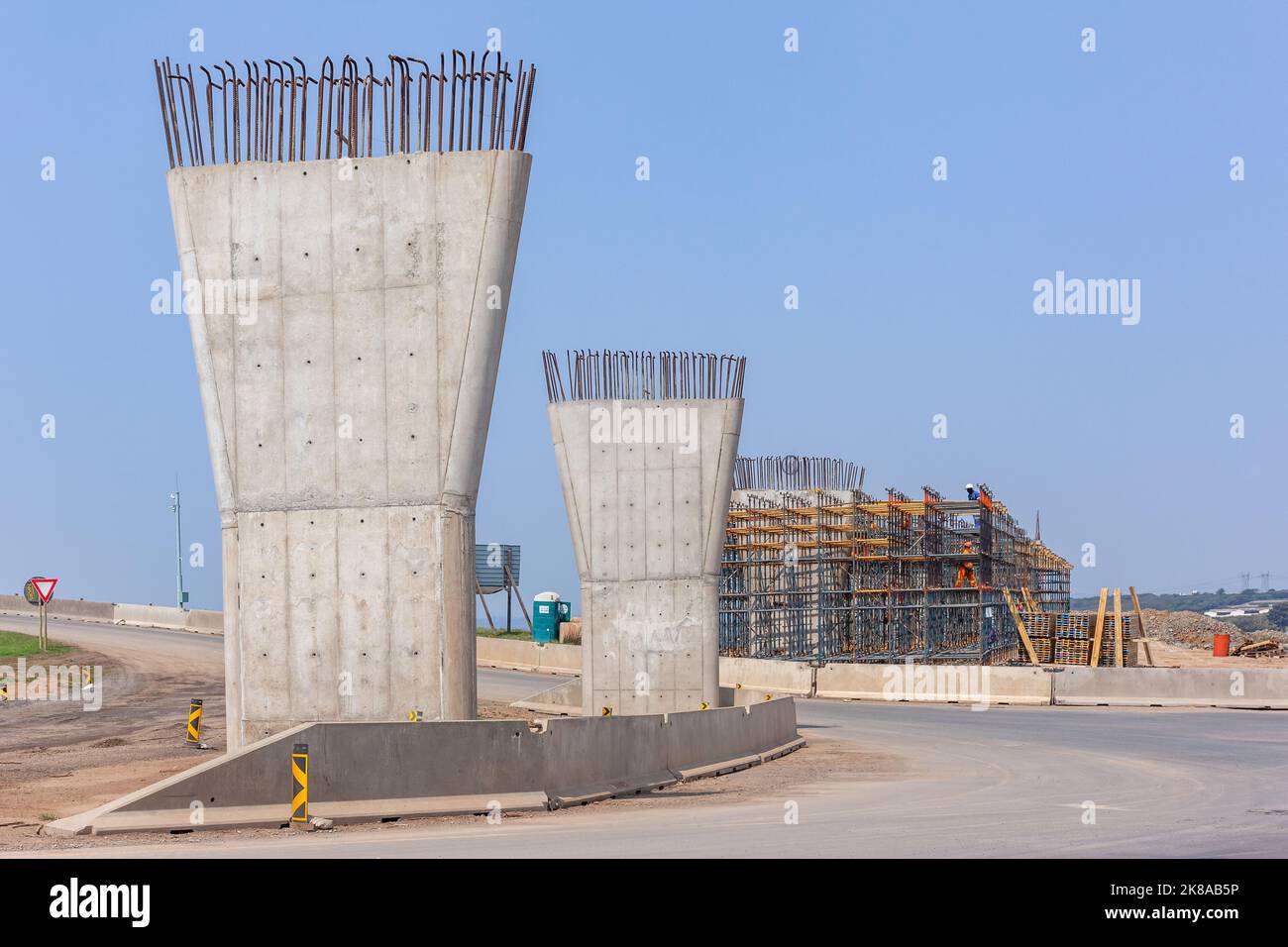 Industriebau neue Straße Autobahn Überführung Kreuzung Expansion Überführung Betonsäulen Säulen Betonstahlkonstruktionen auf halbem Weg Stockfoto