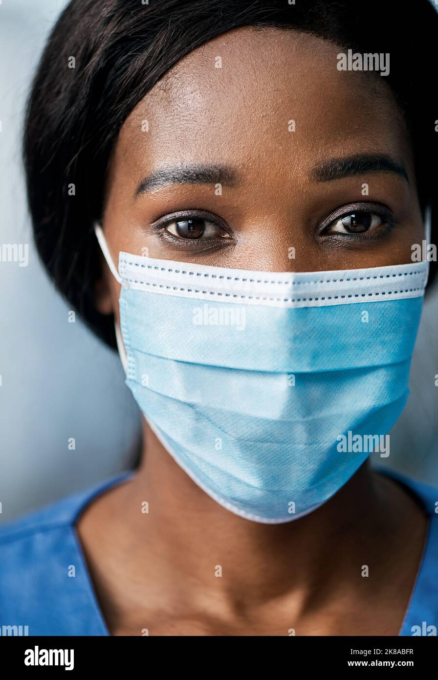 Diese Herausforderung betrifft uns alle. Porträt einer Frau mit Gesichtsmaske. Stockfoto