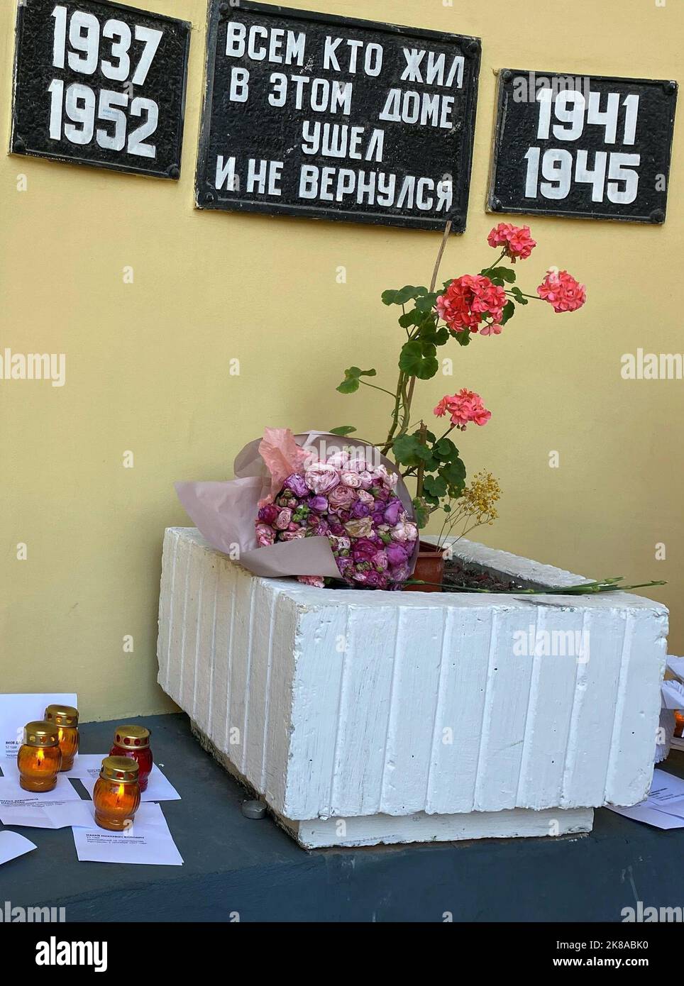 Moskau, Russland. 16. Oktober 2022. An der Fassade eines Wohnhauses in Moskau hängt eine schwarze Gedenktafel mit der Aufschrift: „An alle, die in diesem Haus lebten, gingen und kamen nicht zurück“. Die Kerzen und weißen Zettel gedenken auch der Opfer der kommunistischen Tyrannei in der Sowjetunion. Die russische Menschenrechtsorganisation Memorial erinnert jedes Jahr im Oktober an die Opfer staatlicher Gewalt. (To dpa-Korr 'Kampf gegen Putins Krieg: Memorial sieht Friedensnobelpreis als Hilfe') Quelle: Ulf Mauder/dpa/Alamy Live News Stockfoto